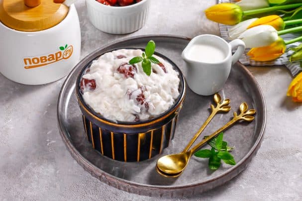 Английский рисовый пудинг с вишней