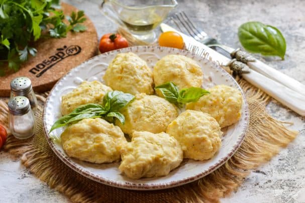 Куриные биточки с цукини и овощами