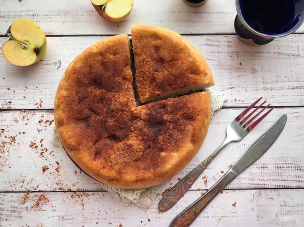 Шарлотка с яблоками из овсяной муки