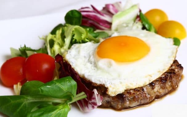 Бифштекс рубленый с яйцом