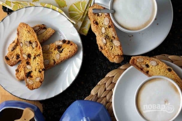 Бискотти с миндалем и смородиной