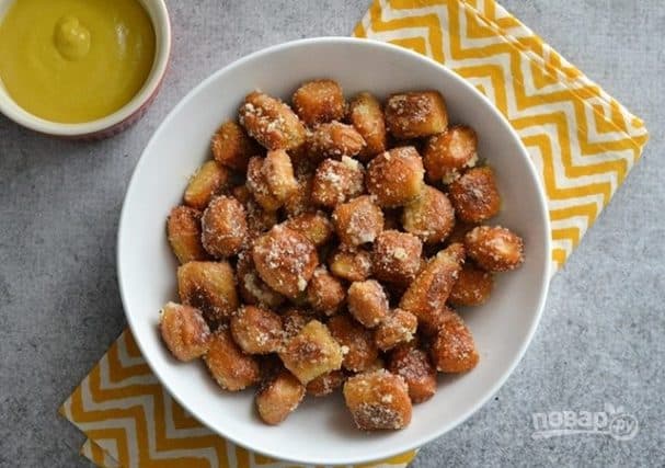 Брецель с чесноком и сыром