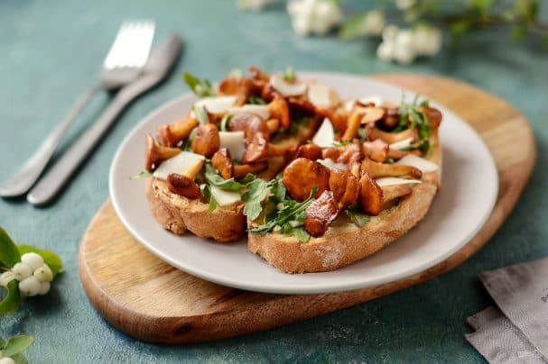 Брускетта с лисичками