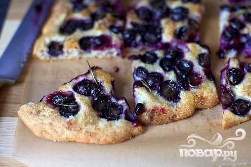 Фокачча с виноградом и розмарином