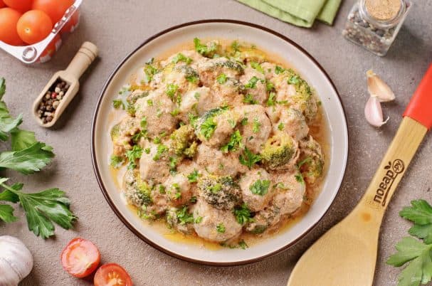 Фрикадельки с брокколи в духовке