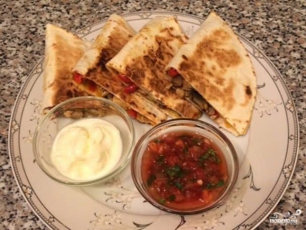 Кесадилья с курицей и грибами