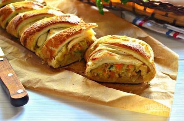 Кулебяка из слоеного теста