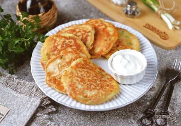 Оладьи с зеленым луком и колбасой