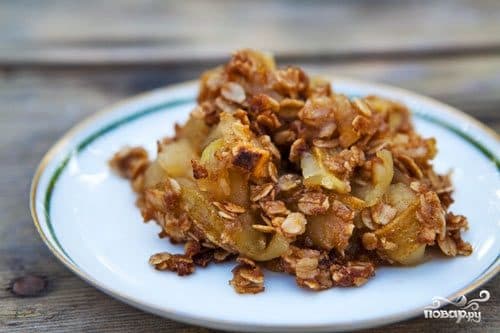 Овсяный крамбл с яблоком