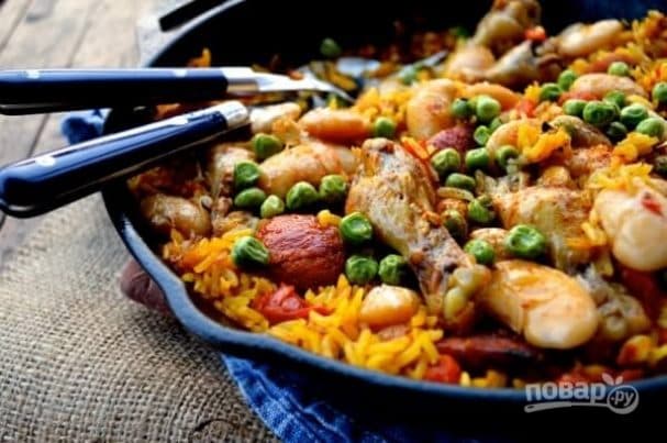 Паэлья с курицей и горошком