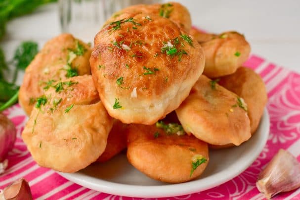 Пампушки на сковороде с чесноком