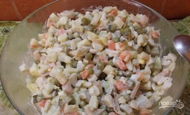 Салат Оливье с кальмарами