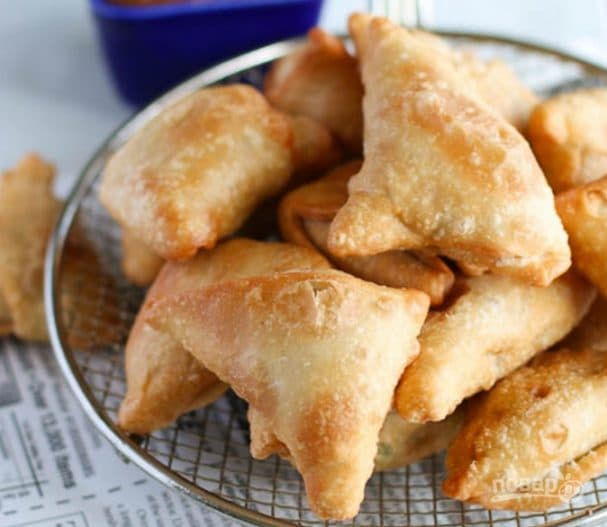 Самса с курицей из слоеного теста