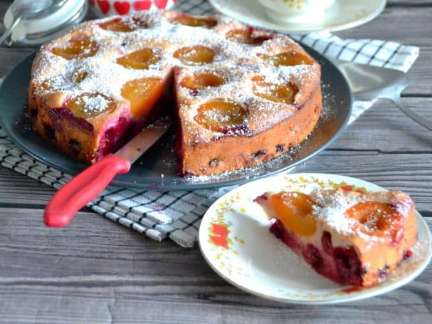 Шарлотка с абрикосами и вишней