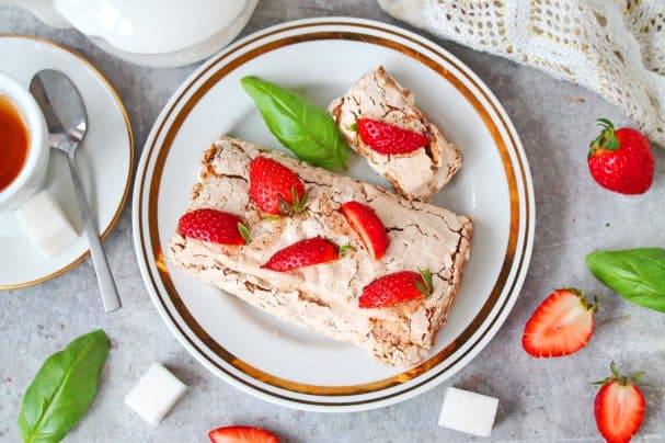 Шоколадный меренговый рулет