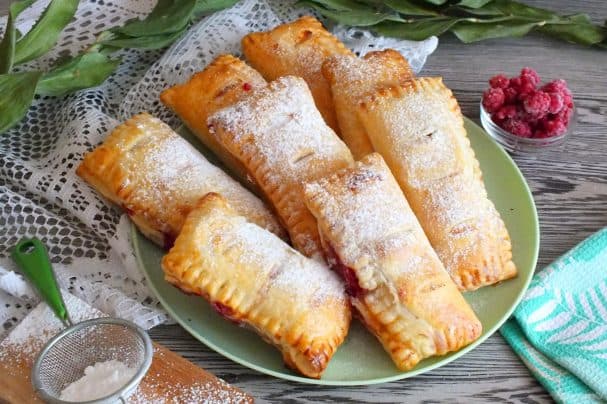 Слойки с творогом и малиной