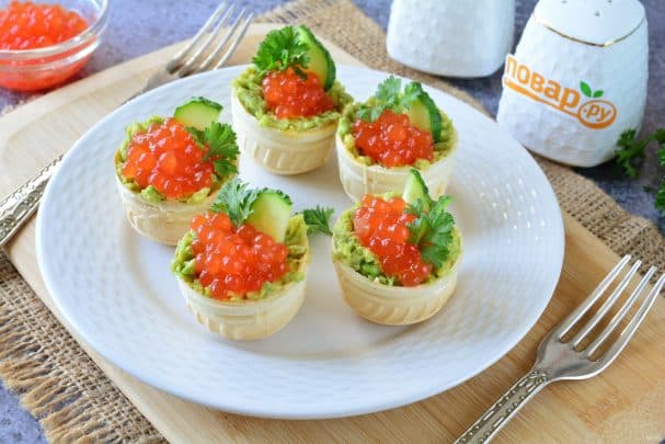 Тарталетки с икрой и авокадо
