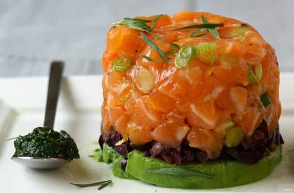 Тартар из лосося и авокадо