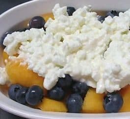 Творог с фруктами