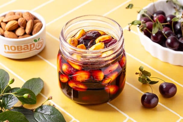 Варенье из вишни с миндалем