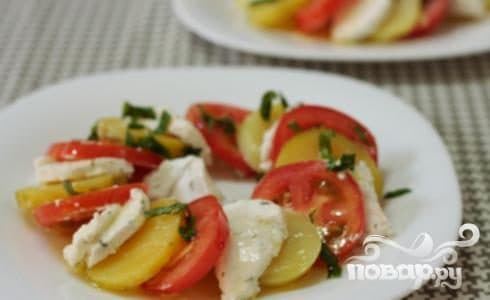 Салат из помидоров с козьим сыром