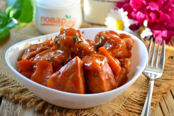 Гуляш из свинины с морковью и луком