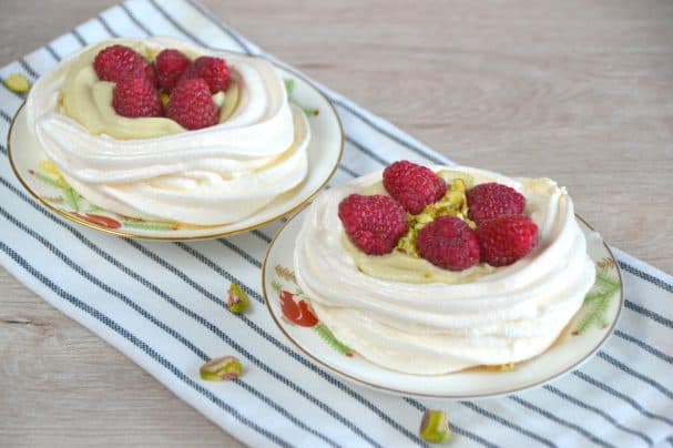 Пирожное с малиной и фисташками