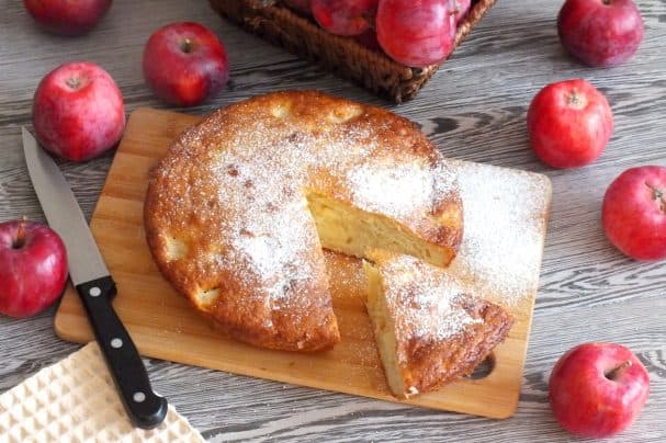 Шарлотка с яблоками и творогом на кефире
