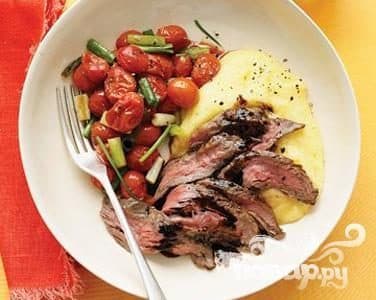 Стейк с полентой и жареными помидорами