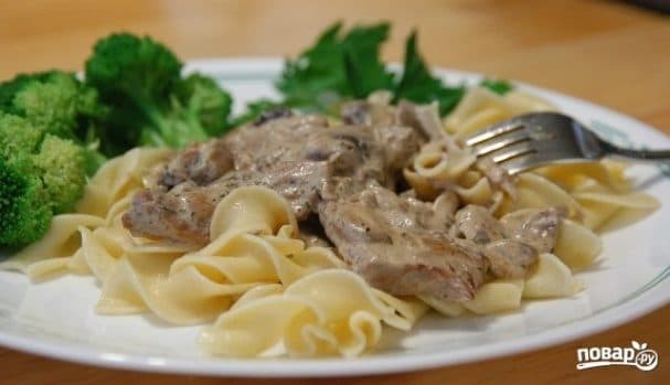 Бефстроганов с грибами и луком