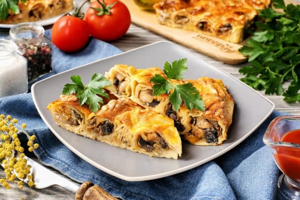 Блинный пирог с курицей и грибами