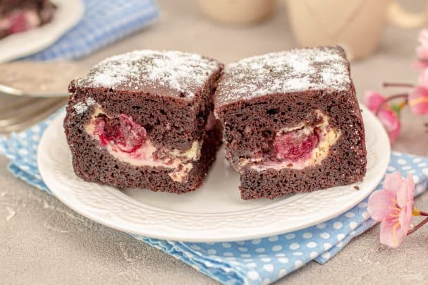 Брауни с вишней и маскарпоне