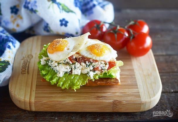 Брускетта с творогом, икрой и перепелиным яйцом