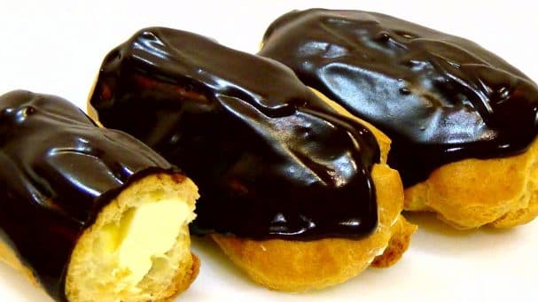 Эклеры с шоколадной помадкой и масляным кремом