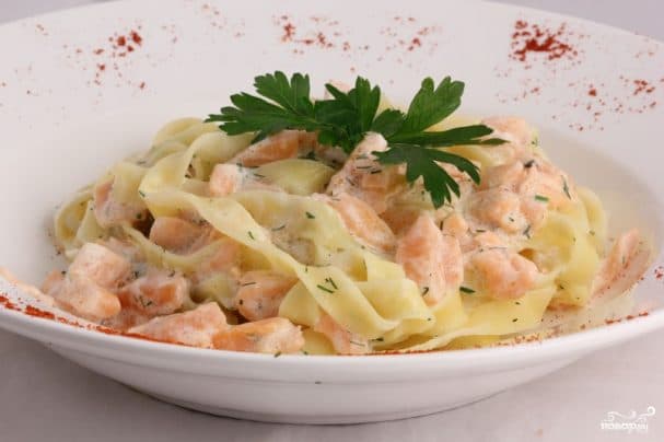 Фетучини с семгой в сливочном соусе