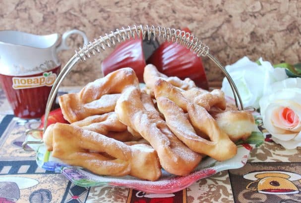 Хворост на сметане