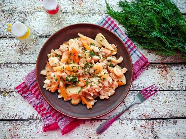 Жаркое с курицей и макаронами