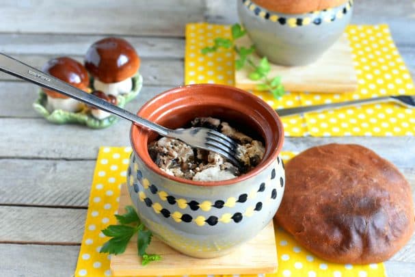 Жаркое в горшочках с белыми грибами и свининой