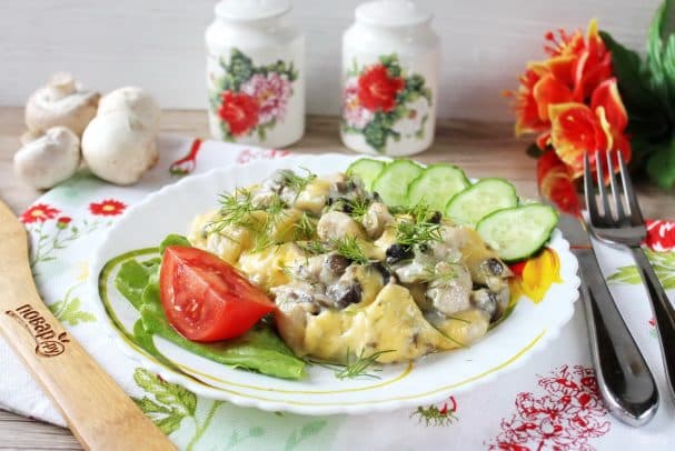 Жульен с курицей и грибами на сковороде