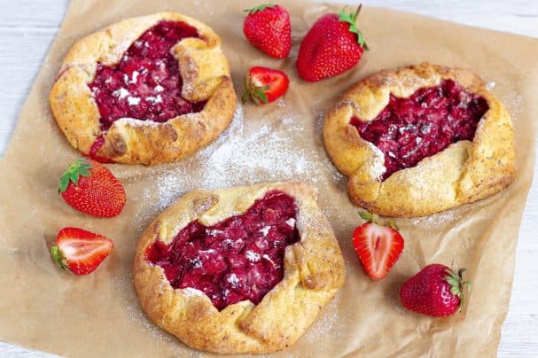 Клубничные галеты из творожного теста