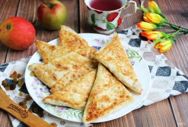 Конвертики из лаваша с яблоками, изюмом и творогом