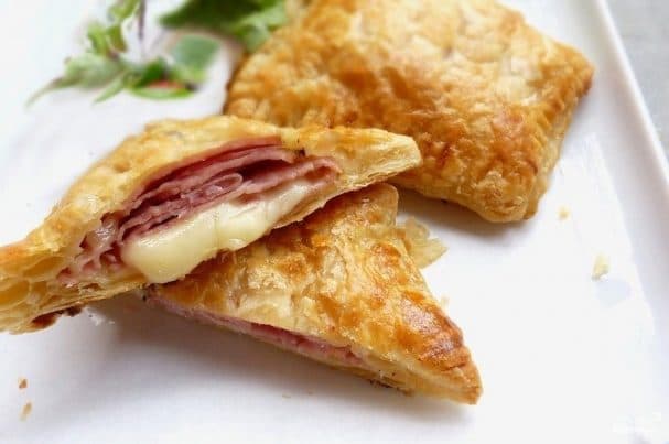 Конвертики из слоеного теста с сыром