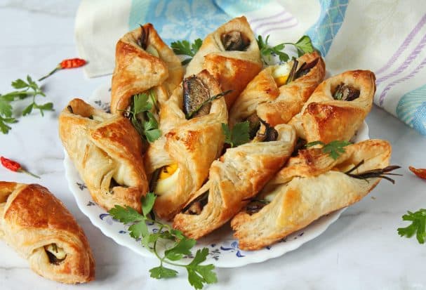 со шпротами из слоеного теста