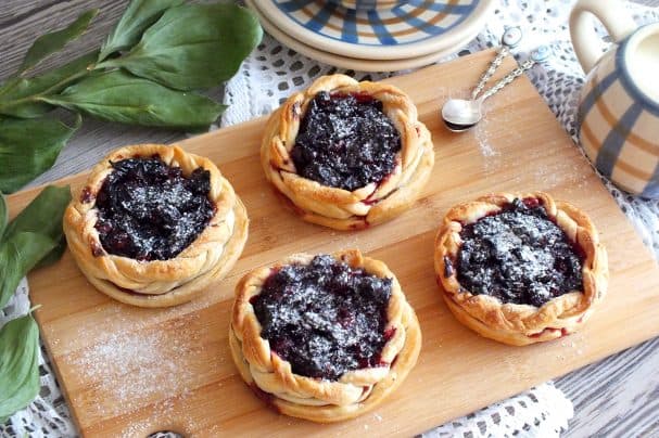 Корзиночки с клюквой и черносливом