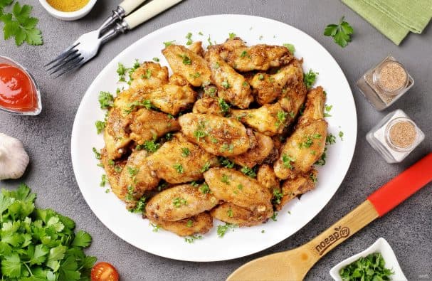 Куриные крылышки с чесноком и карри запечённые в духовке