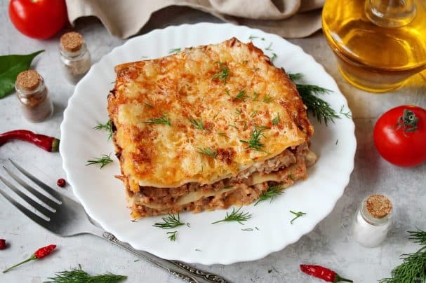Мясная лазанья с грибами и соусом