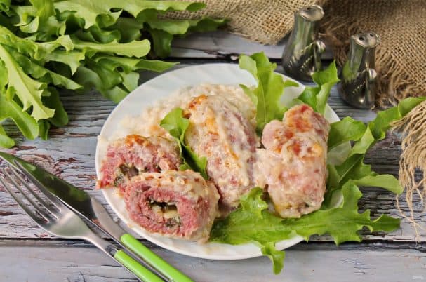 Мясные рулетики с сыром и зеленью в сметанно-чесночном соусе