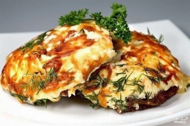 Мясо по-французски с грибами и помидорами