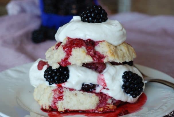 Песочное печенье с ежевикой и взбитыми сливками