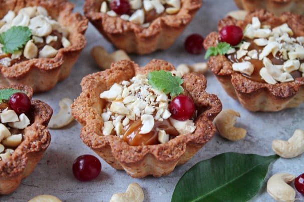 Пирожное с вареной сгущенкой и орехами